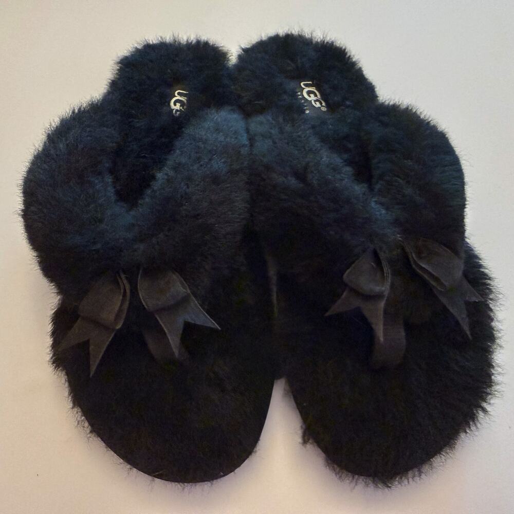 NWOT UGG Australia Black Fluffy Sheepskin Bow Slippers Flip Flops Women 6